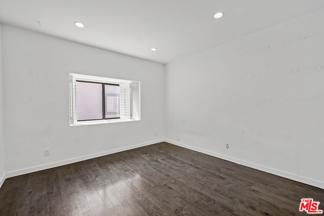 2311 Roscomare Rd Unit: 4