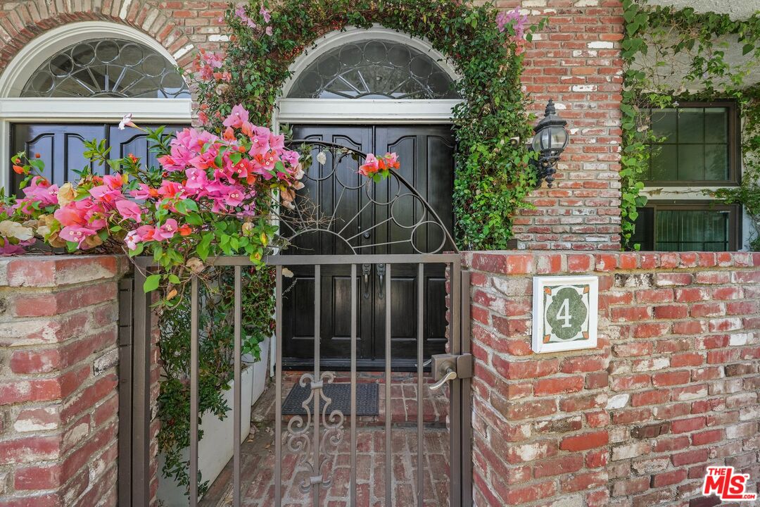 2311 Roscomare Rd Unit: 4