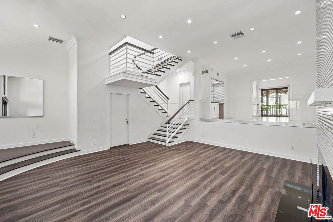 2311 Roscomare Rd Unit: 4