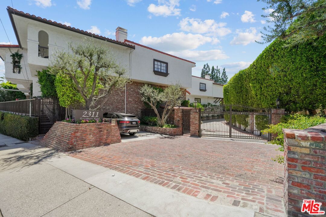 2311 Roscomare Rd Unit: 4