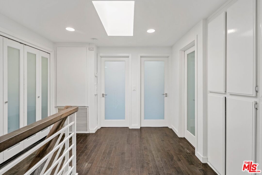 2311 Roscomare Rd Unit: 4