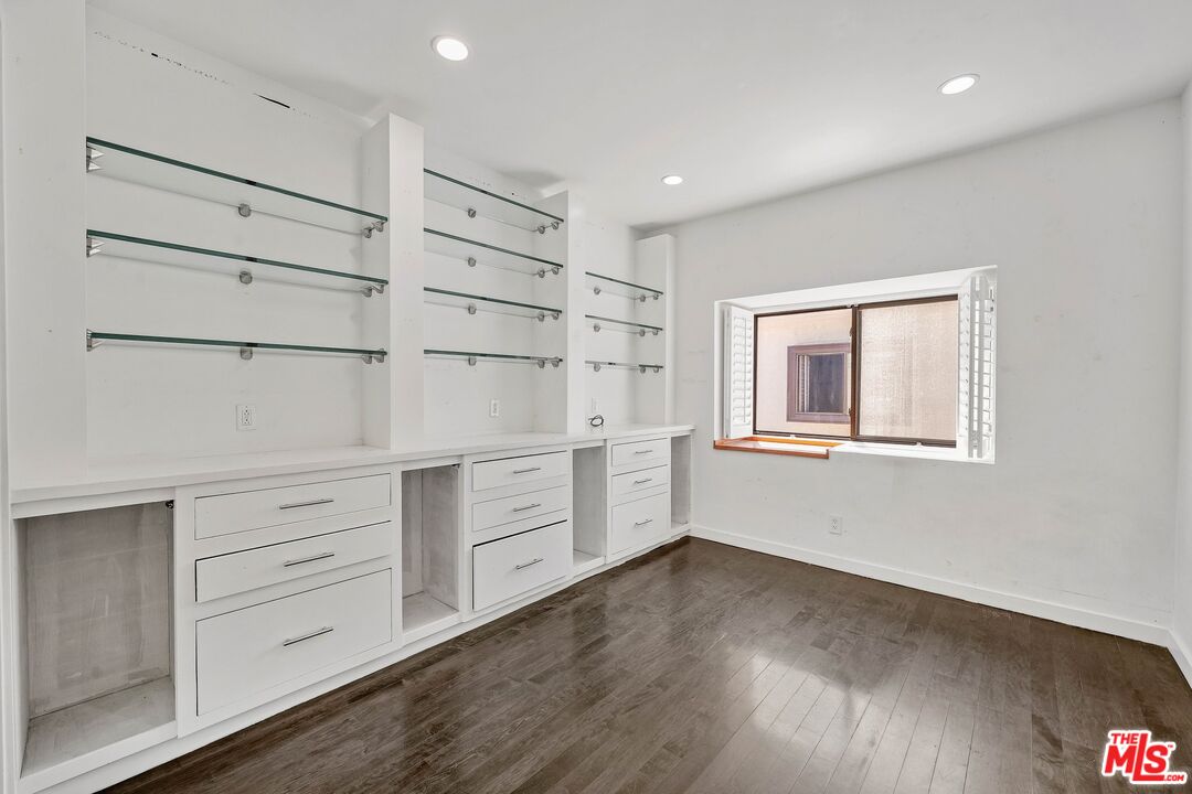 2311 Roscomare Rd Unit: 4