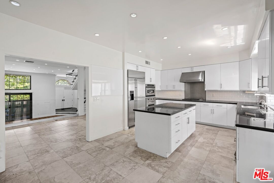 2311 Roscomare Rd Unit: 4