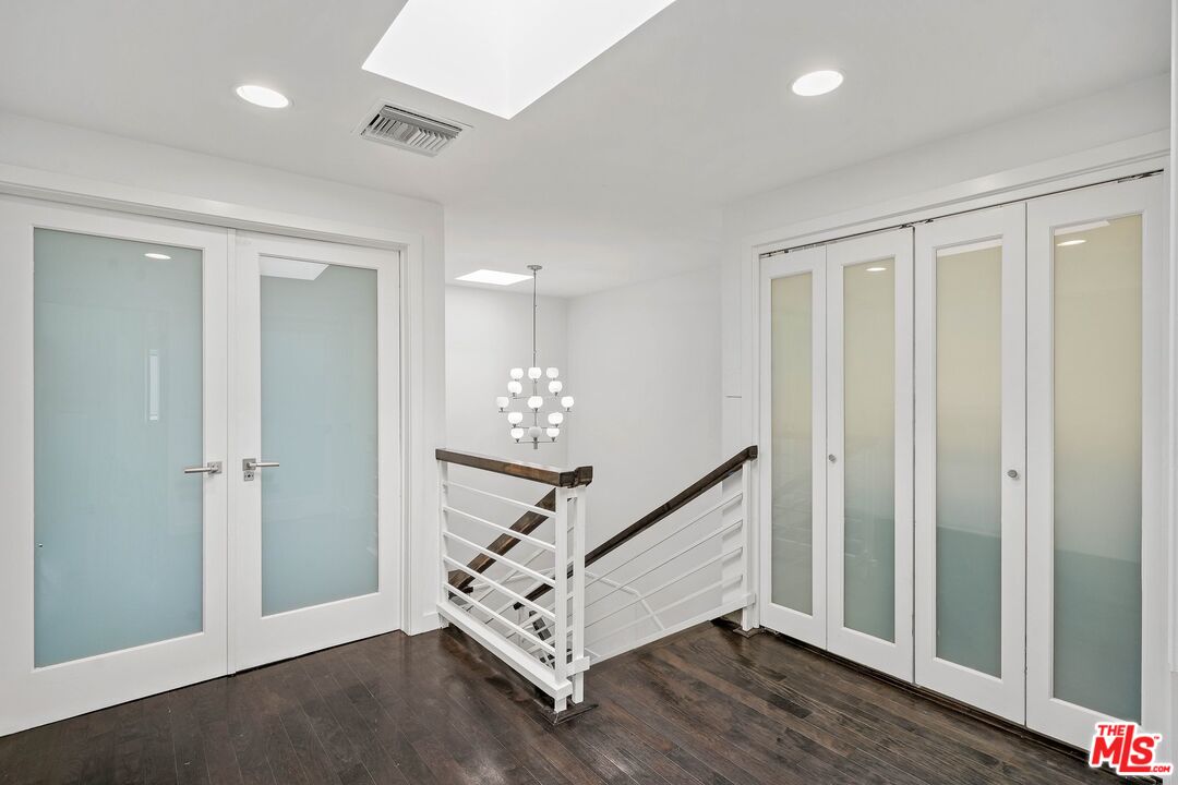 2311 Roscomare Rd Unit: 4