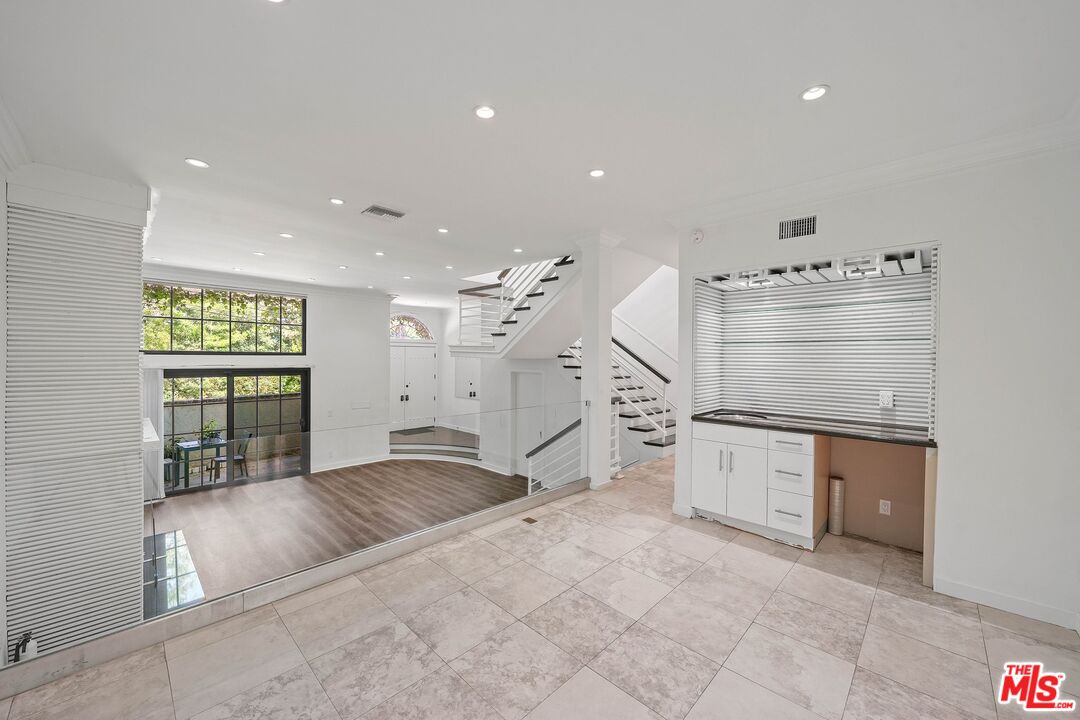 2311 Roscomare Rd Unit: 4