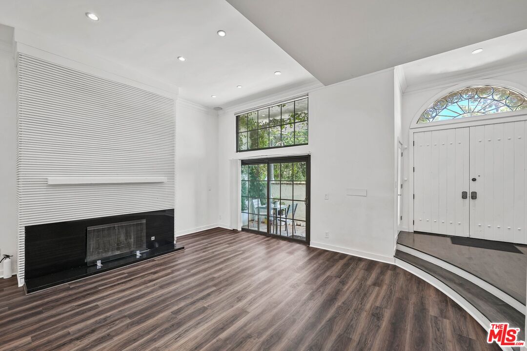 2311 Roscomare Rd Unit: 4