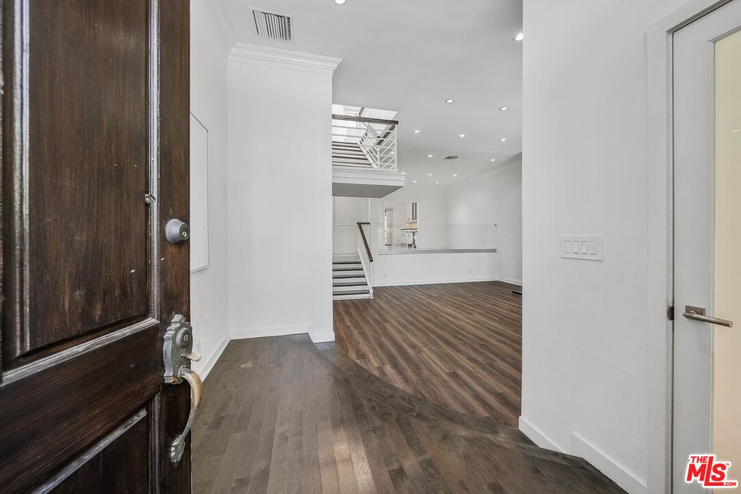 2311 Roscomare Rd Unit: 4