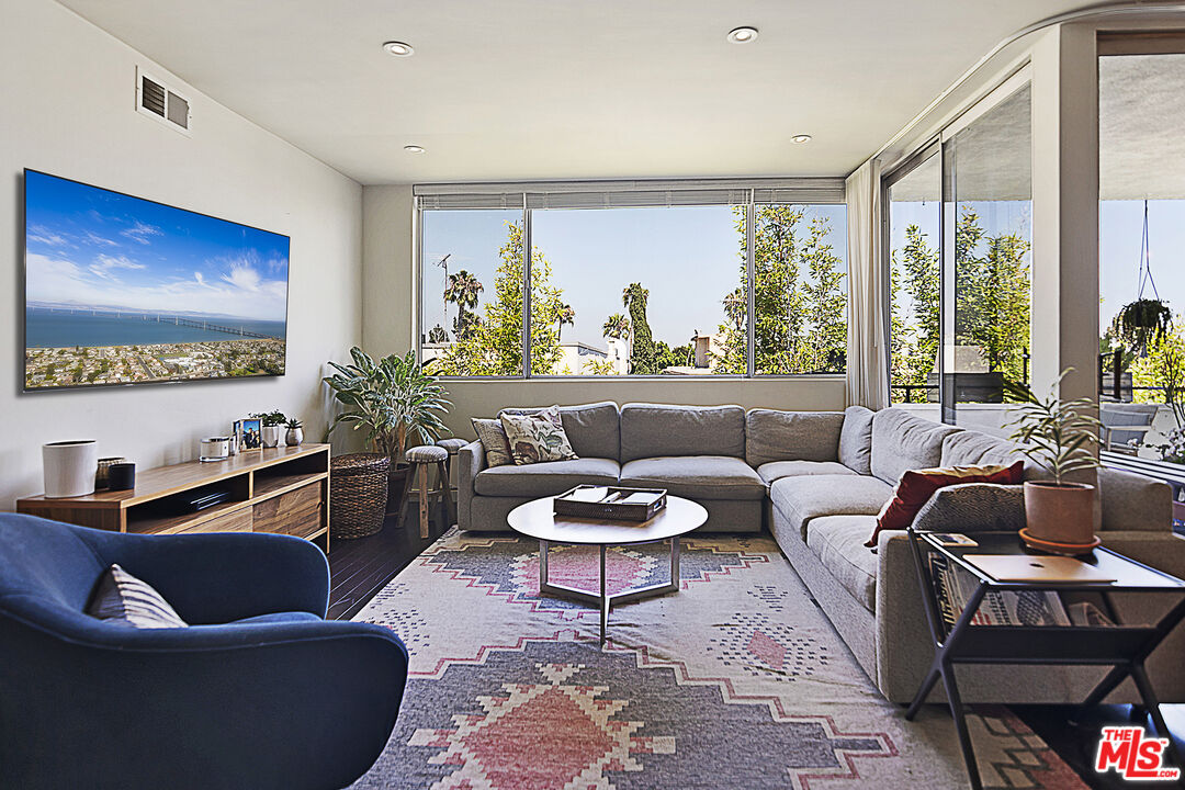 1550 N Laurel Ave Unit: 304