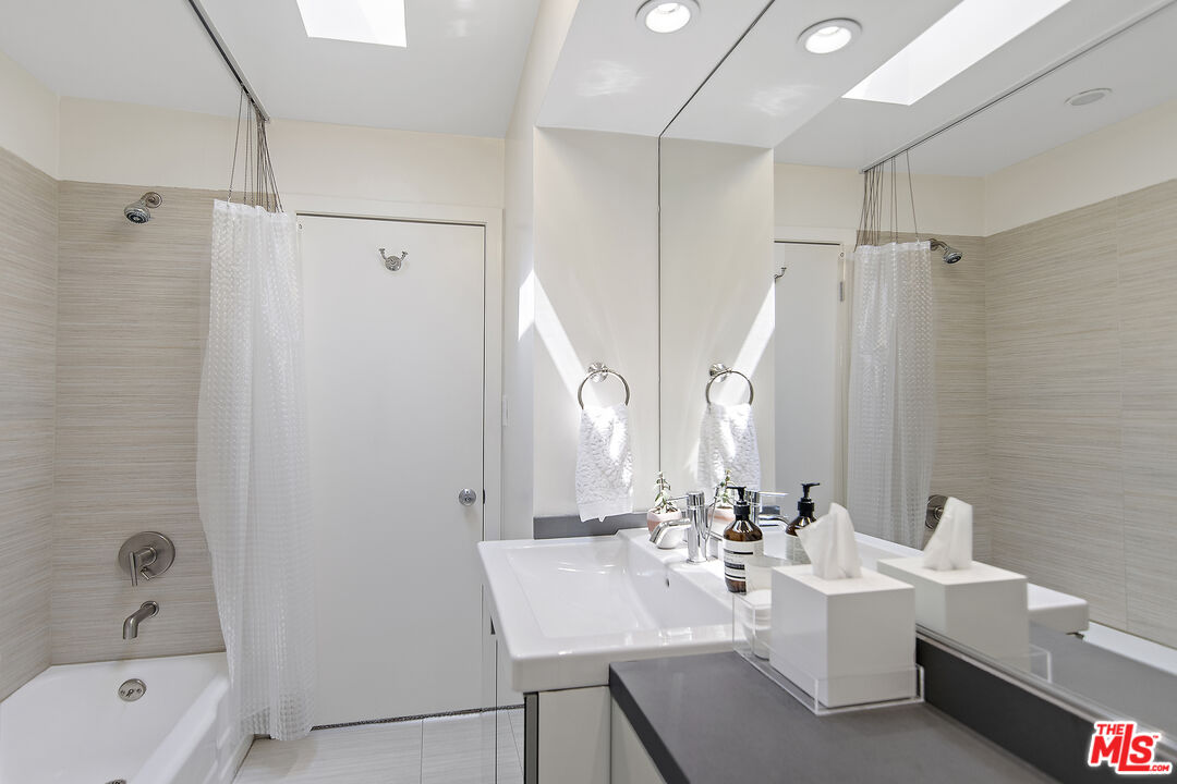 1550 N Laurel Ave Unit: 304