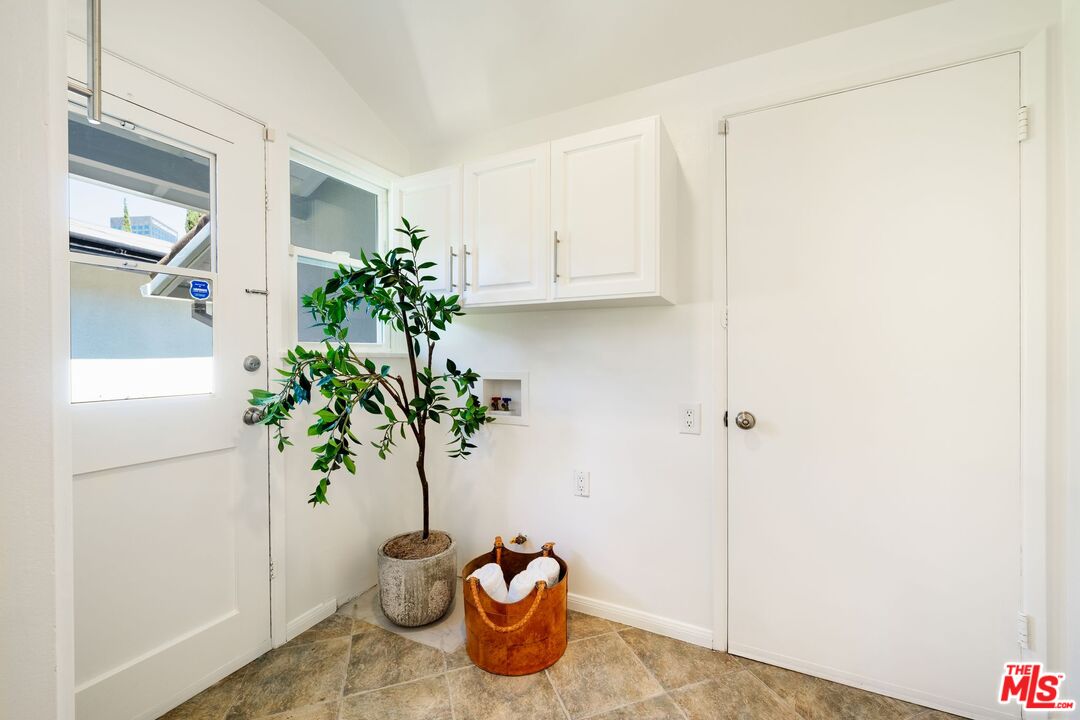 3661 Willowcrest Ave