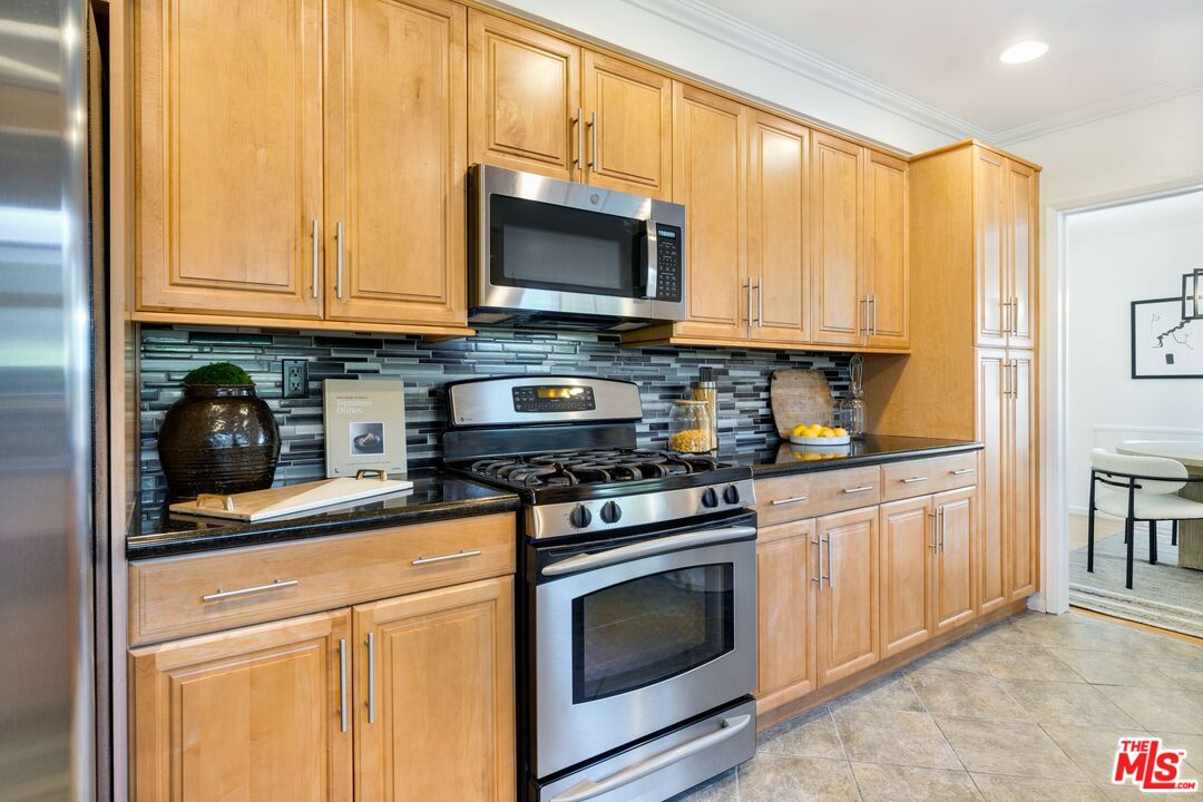 3661 Willowcrest Ave