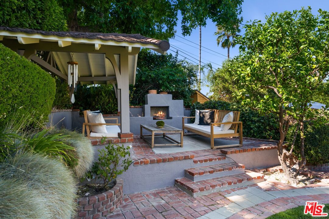 3661 Willowcrest Ave