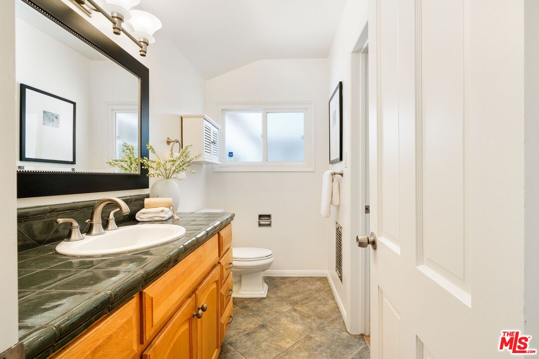 3661 Willowcrest Ave