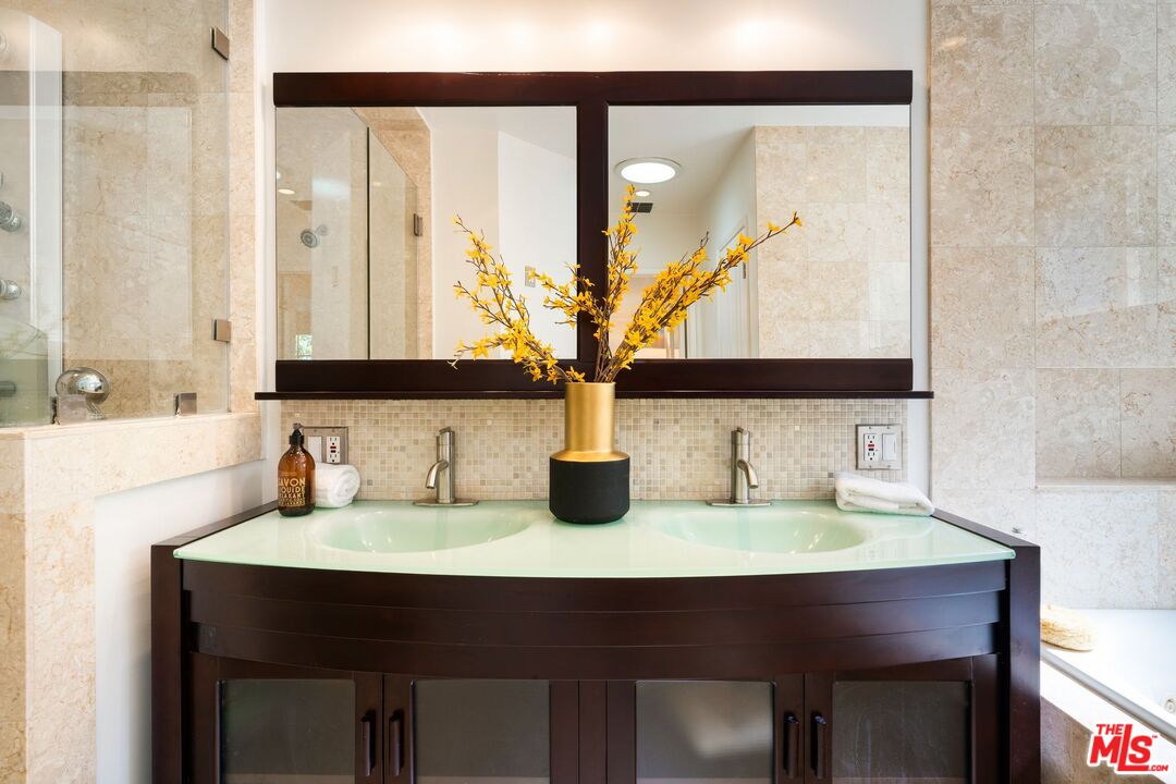 3661 Willowcrest Ave