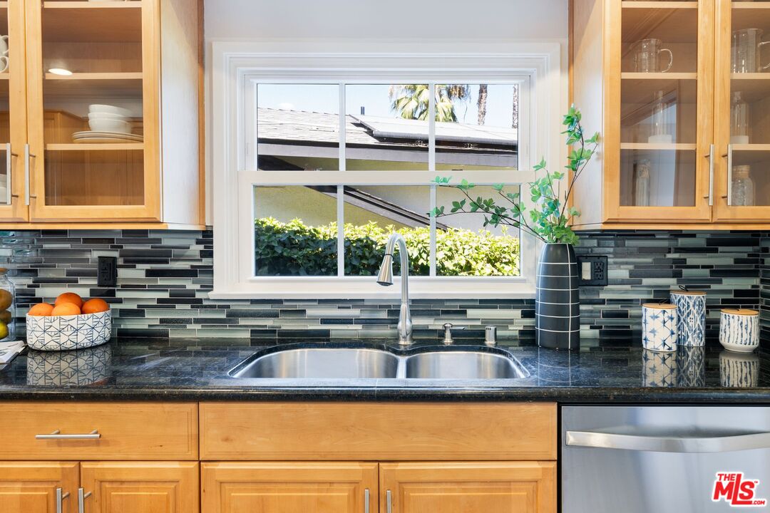 3661 Willowcrest Ave