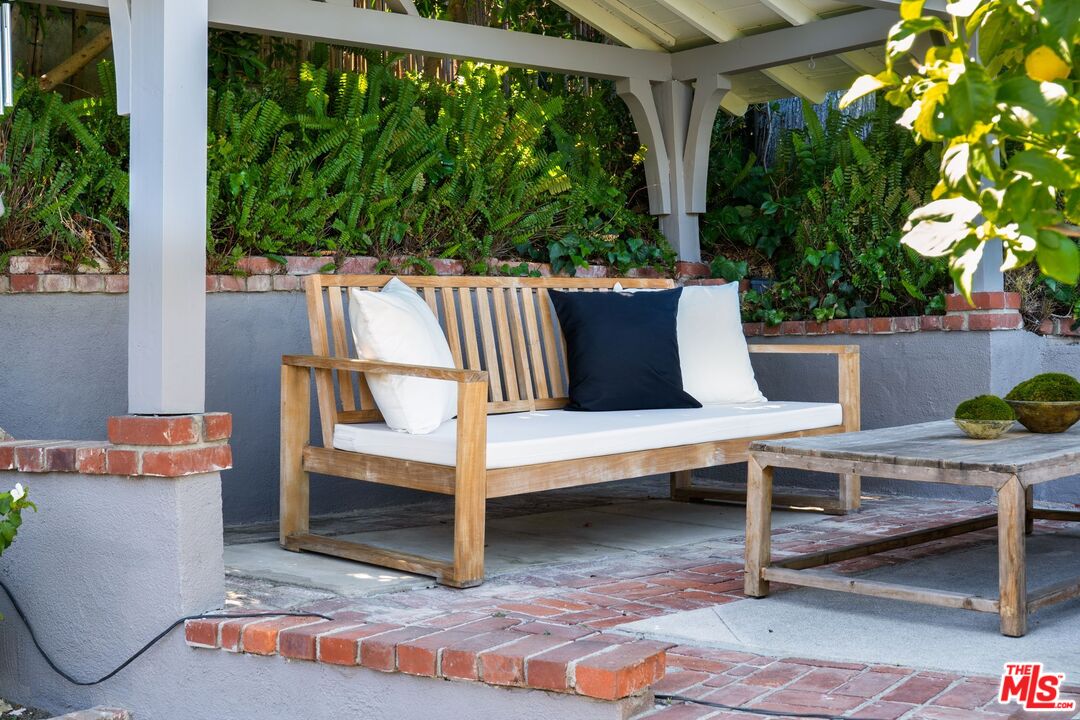 3661 Willowcrest Ave