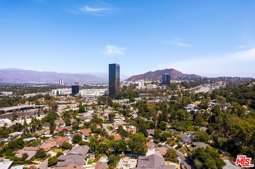 3661 Willowcrest Ave