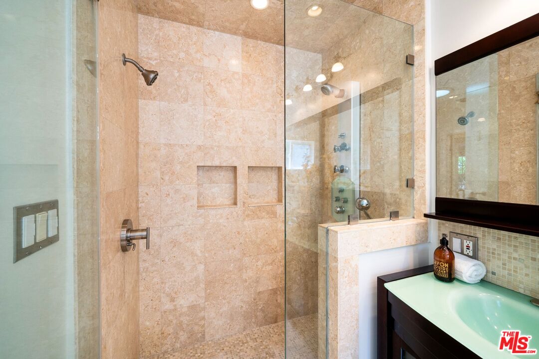 3661 Willowcrest Ave