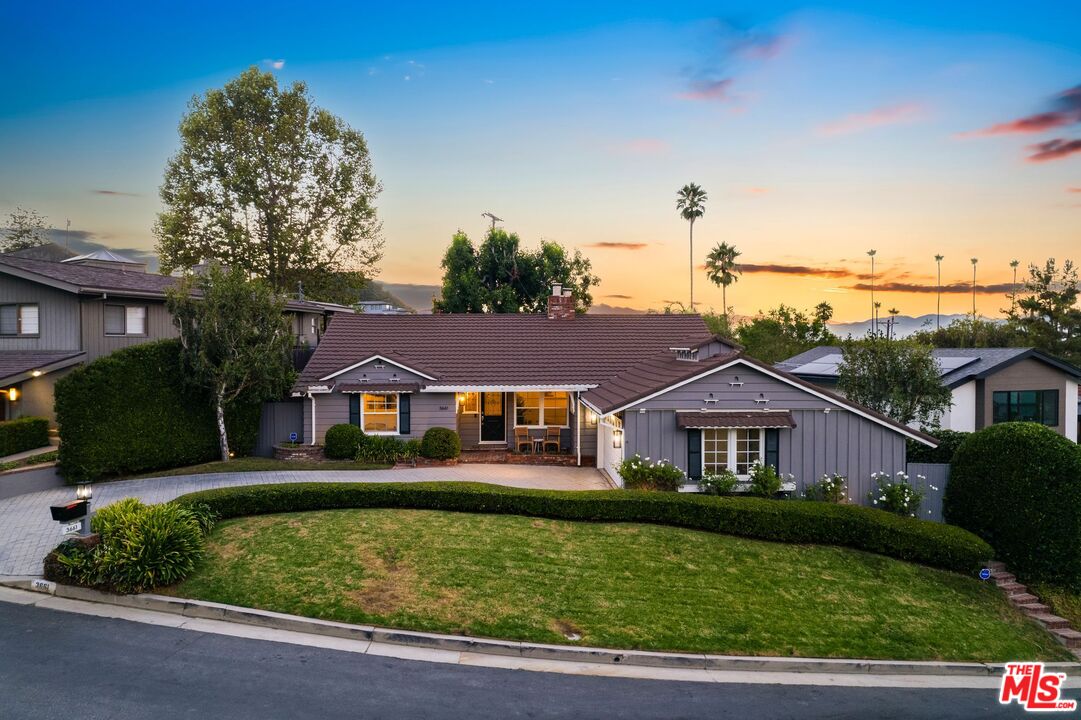 3661 Willowcrest Ave