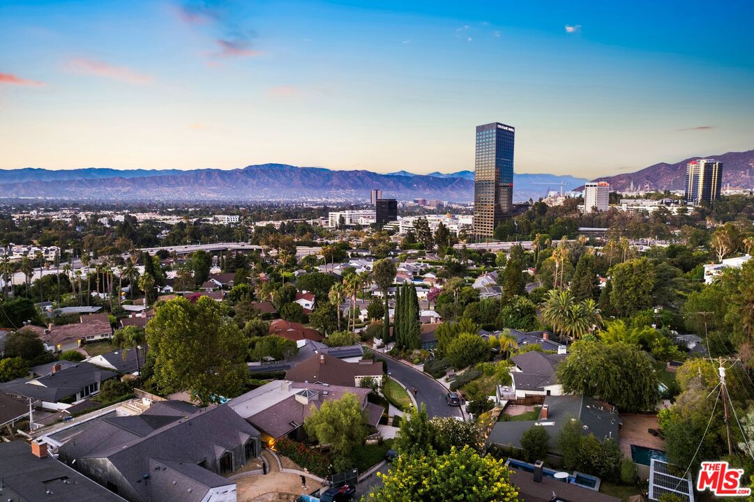 3661 Willowcrest Ave