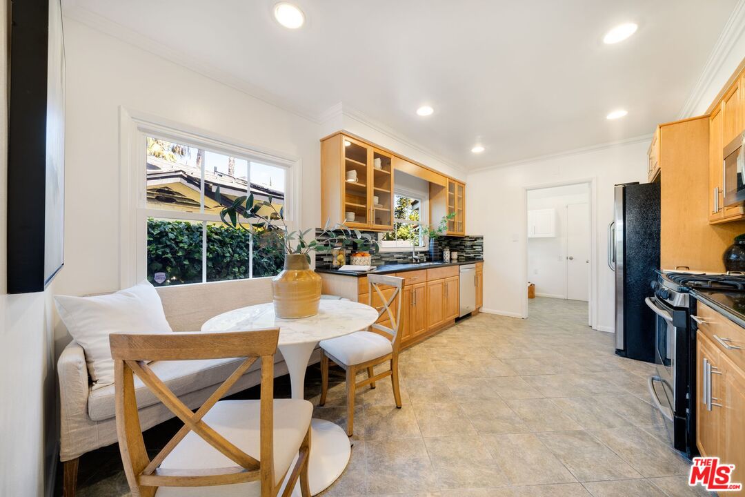 3661 Willowcrest Ave