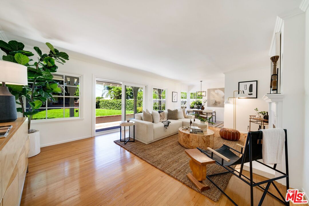 3661 Willowcrest Ave