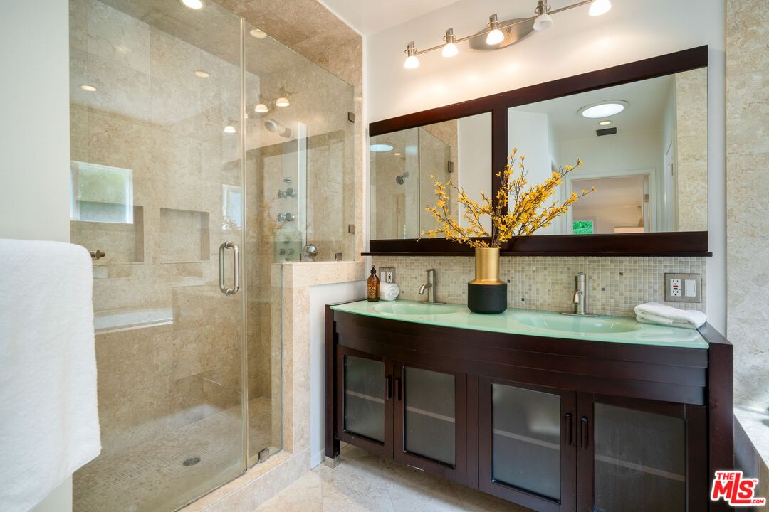 3661 Willowcrest Ave