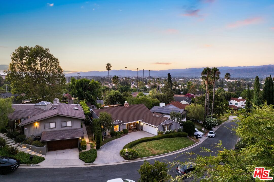 3661 Willowcrest Ave