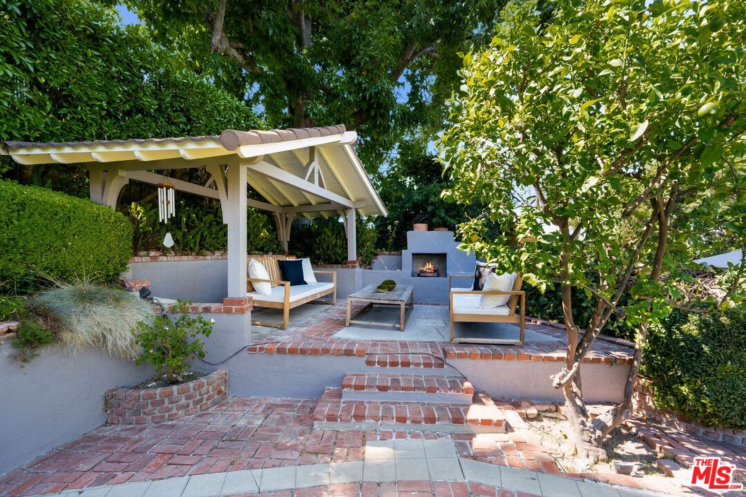 3661 Willowcrest Ave