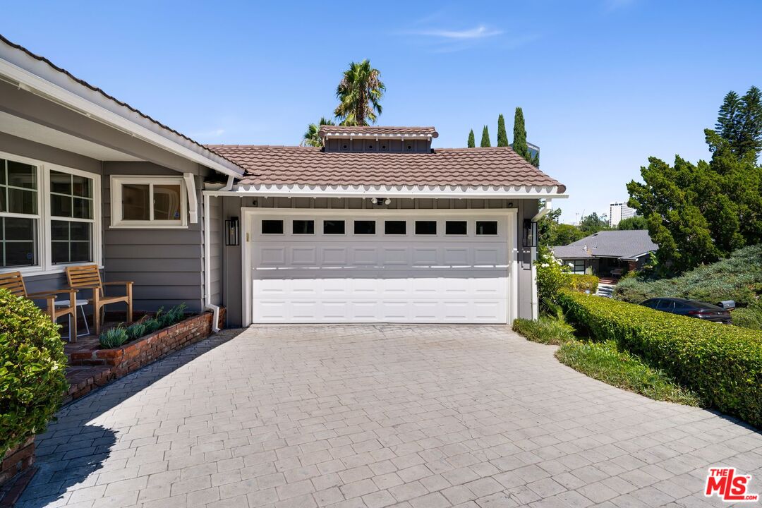 3661 Willowcrest Ave