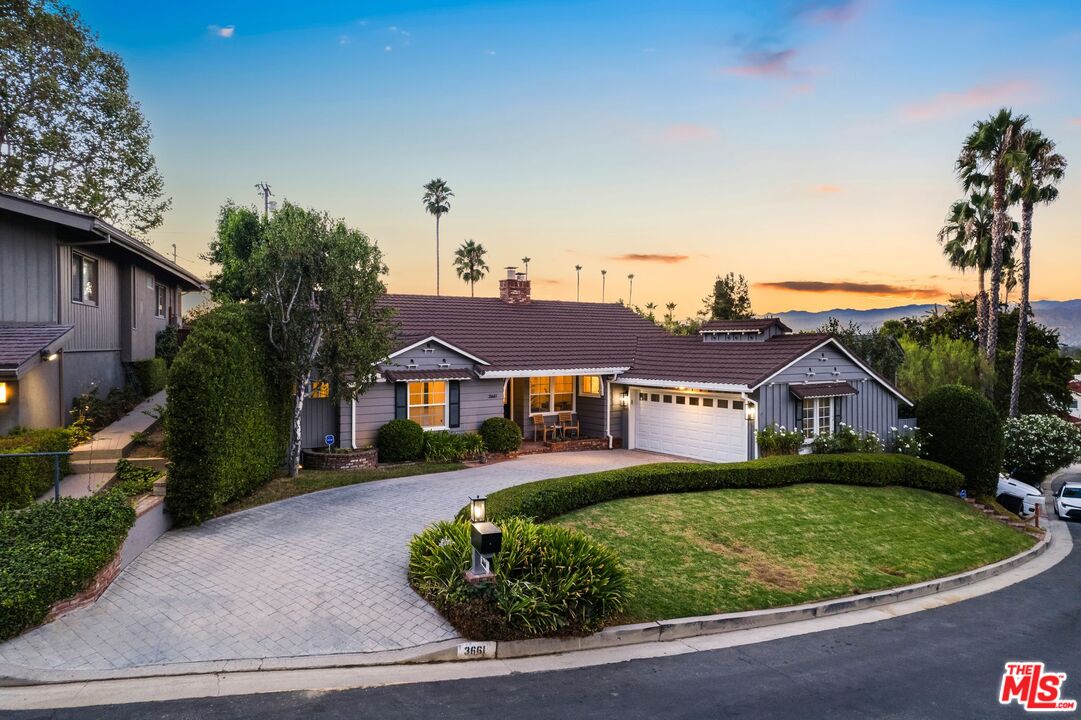 3661 Willowcrest Ave