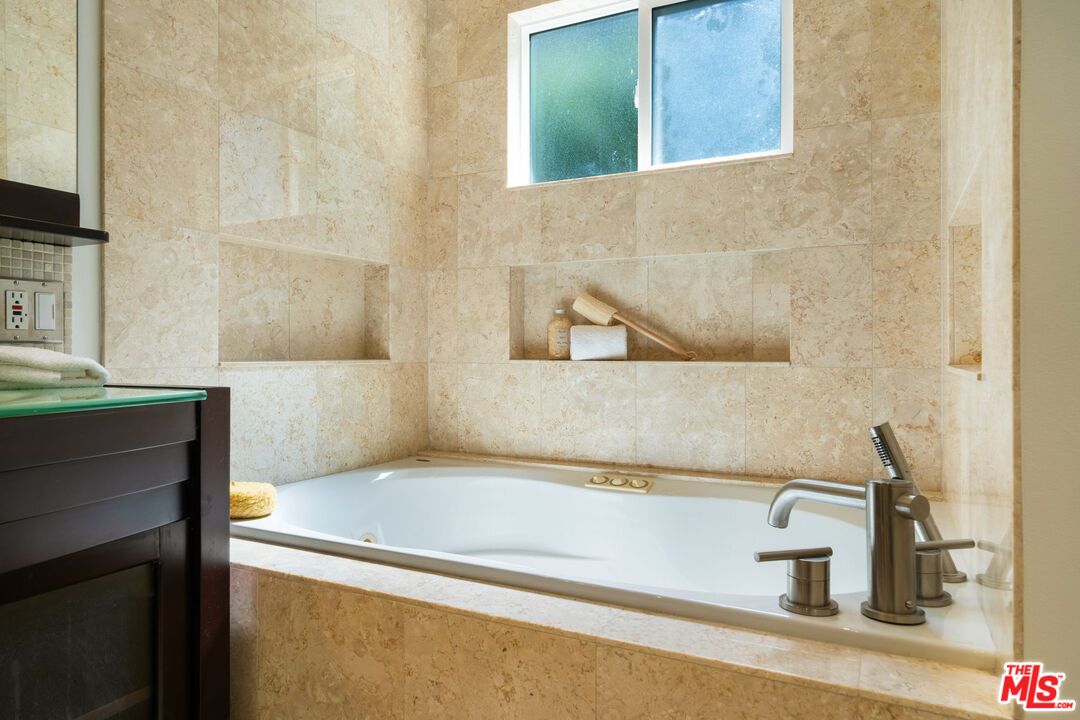 3661 Willowcrest Ave