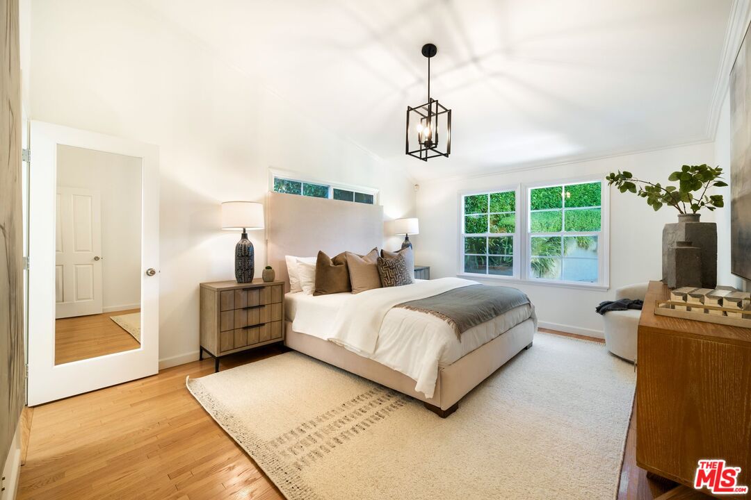 3661 Willowcrest Ave