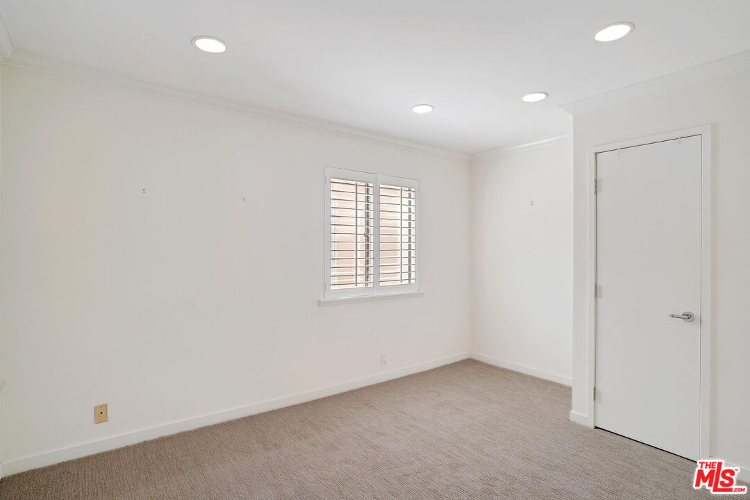 11915 Gorham AVE Unit: 8