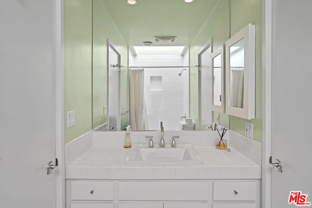 11915 Gorham AVE Unit: 8