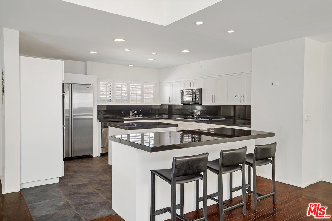 11915 Gorham AVE Unit: 8