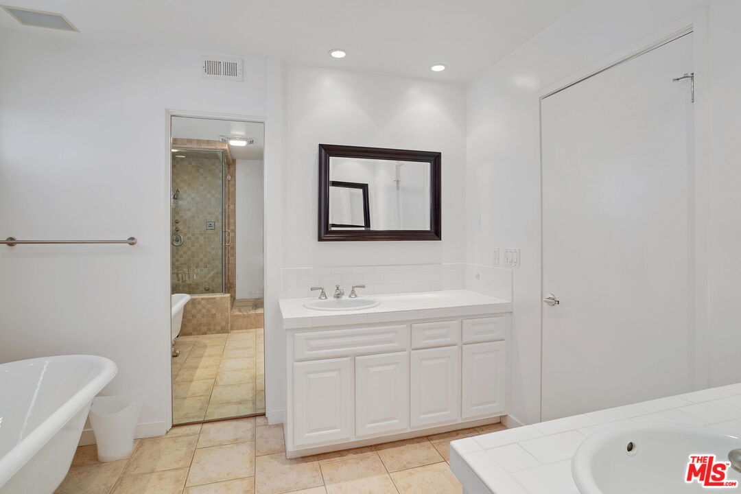 11915 Gorham AVE Unit: 8