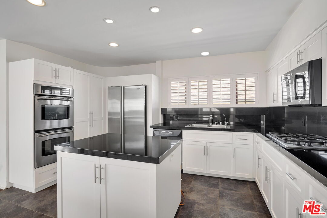 11915 Gorham AVE Unit: 8