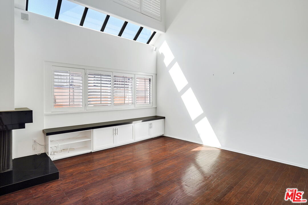 11915 Gorham AVE Unit: 8