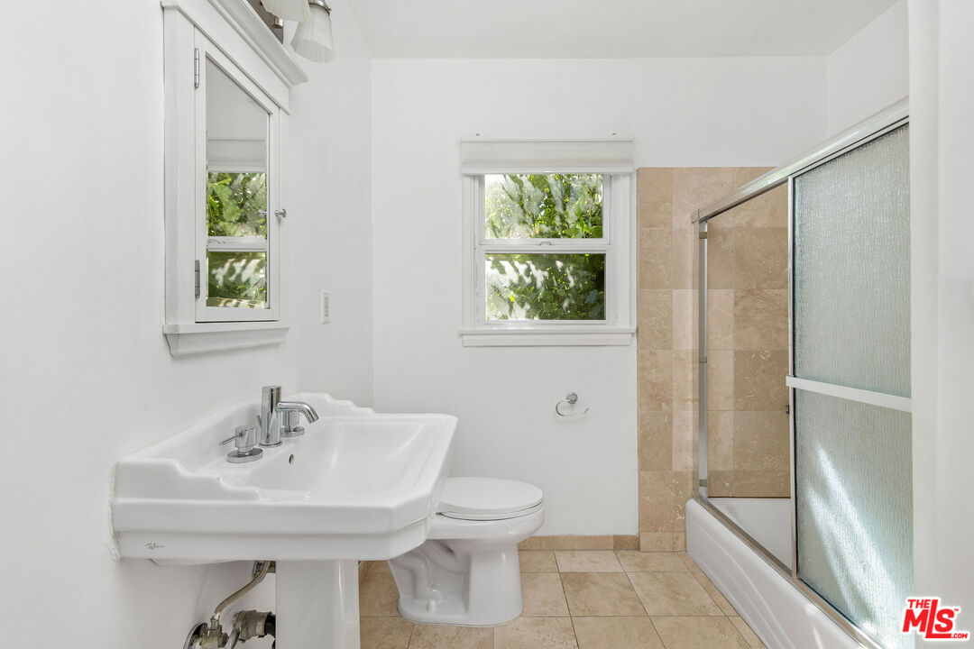 133 S Roxbury Dr Unit: D