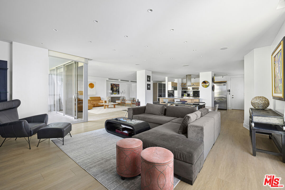 1100 Alta Loma Rd Unit: 701