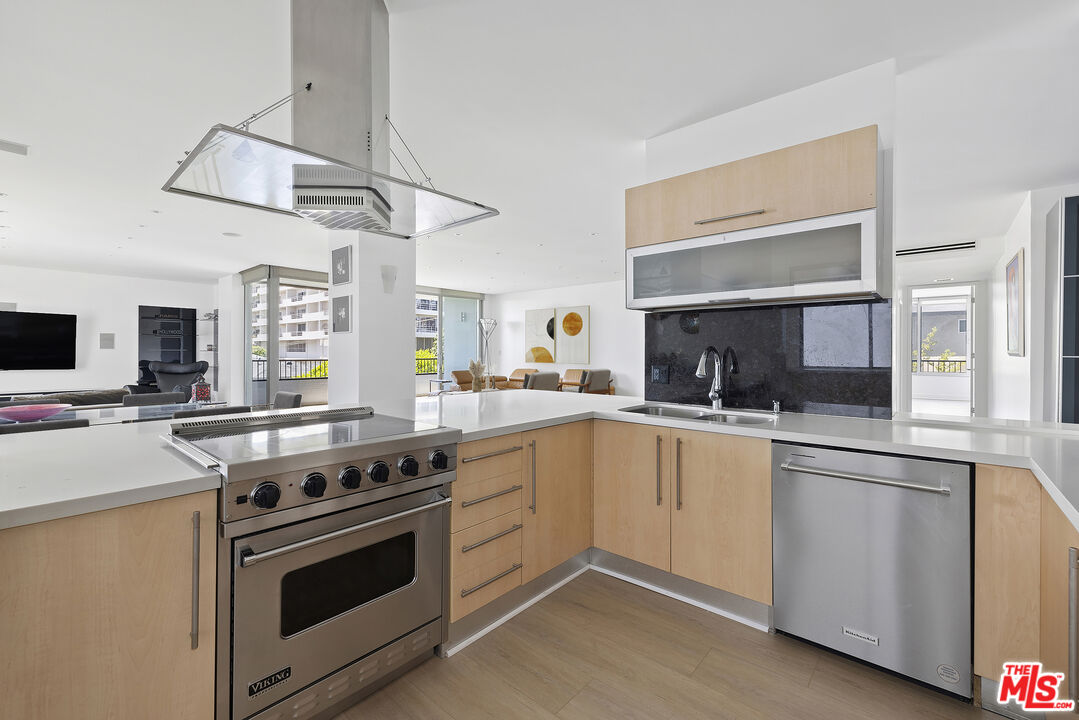 1100 Alta Loma Rd Unit: 701