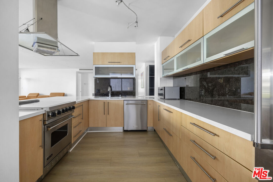 1100 Alta Loma Rd Unit: 701