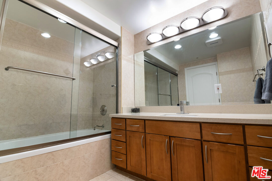 1426 N Laurel Ave Unit: 405