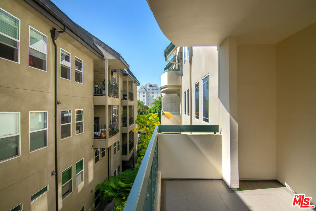 1426 N Laurel Ave Unit: 405