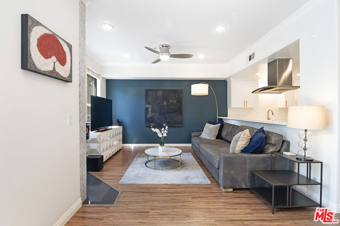 1426 N Laurel Ave Unit: 405