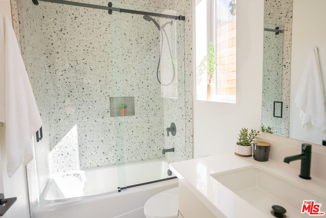 841 N La Fayette Park Pl Unit: 1/2