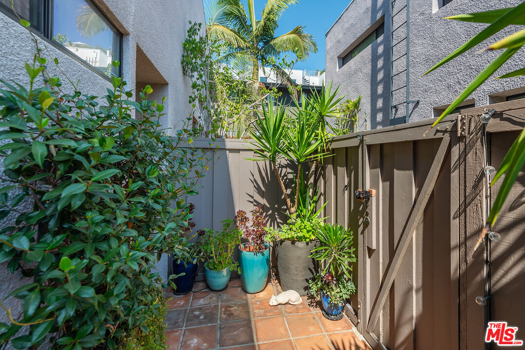 1327 Havenhurst Dr Unit: 8