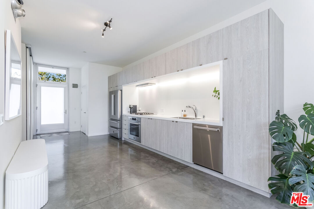 901 Hancock Ave Unit: 206