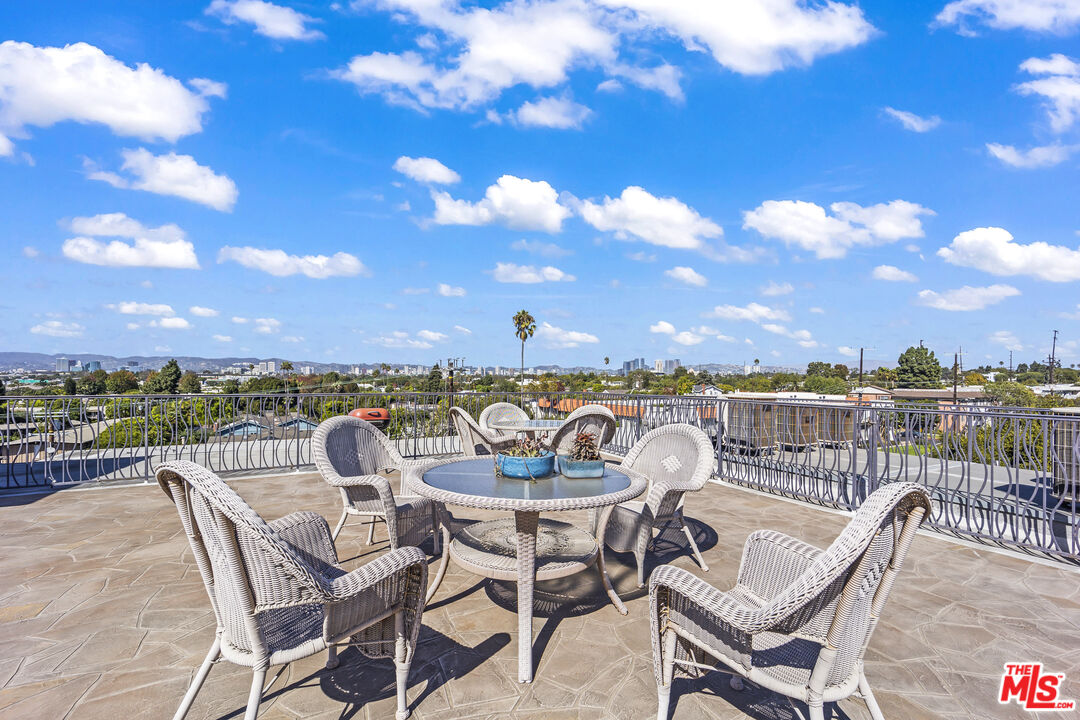 3401 S Bentley Ave Unit: PH401